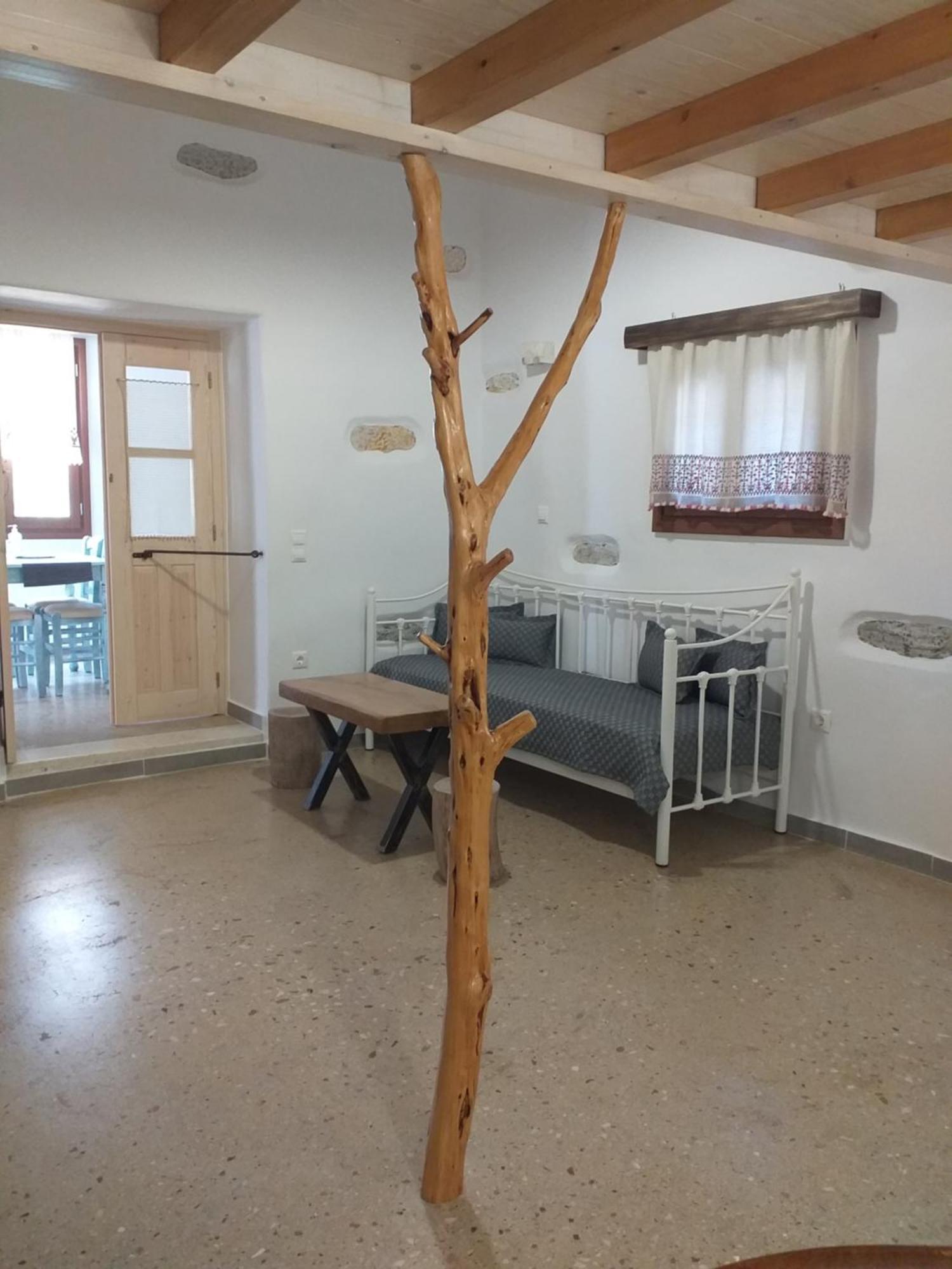 Imellos Apérathos Rom bilde